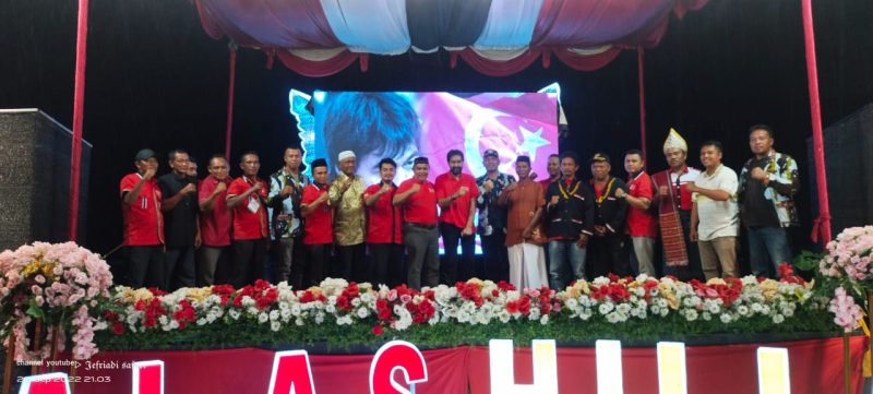 Caption : Poto dokumentasi dr, Fandi Sikel dan utusan perwakilan warga 11 suku etnis di Aceh Tenggara Kutacane Kamis (22/9)2022.nyatakan dukungan nya kepada Mualem Muzakir Manaf jadi gubernur Aceh periode 2024-2029.(Poto/Suara Nesia Com/Sadikin)